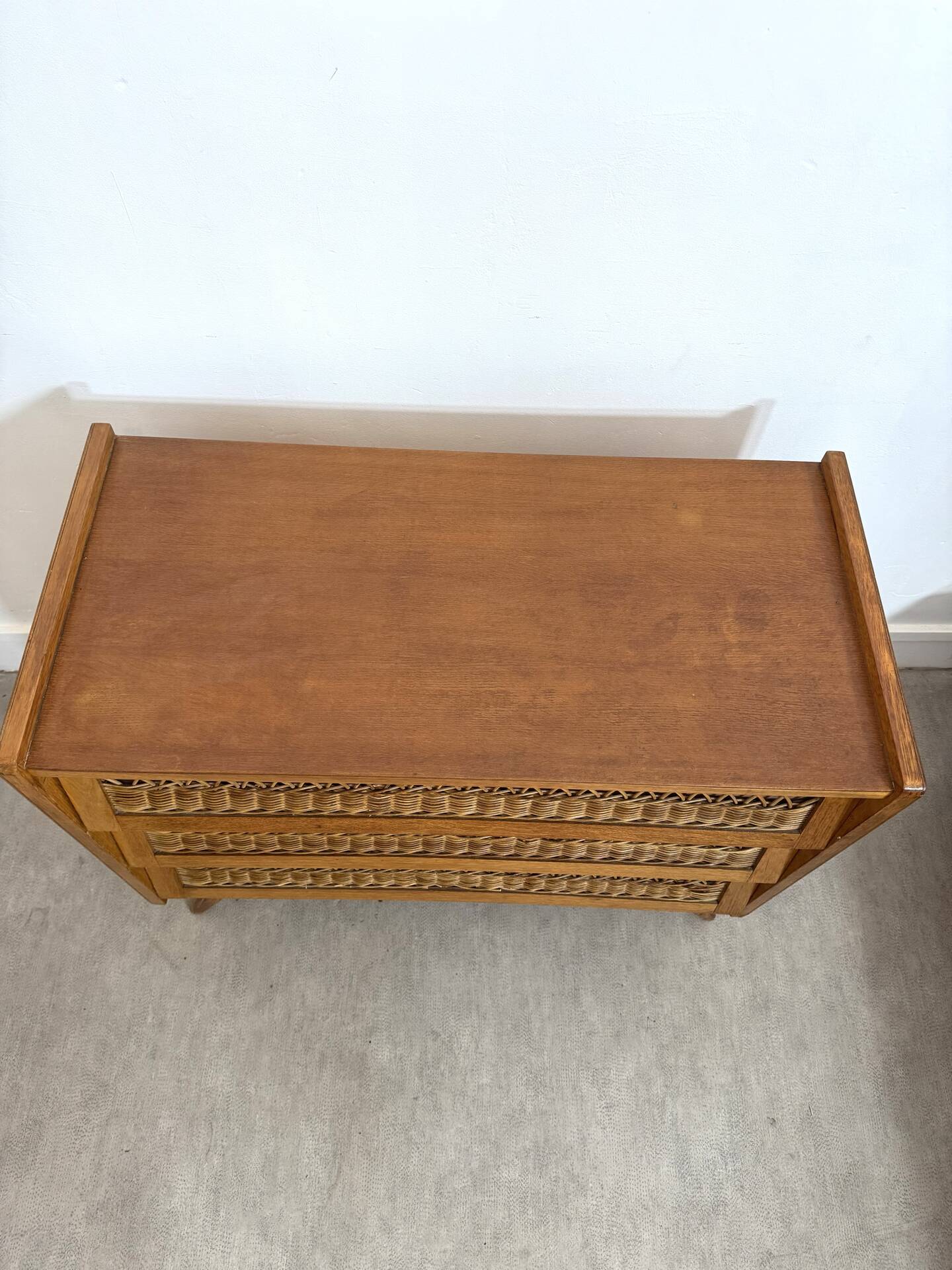 Vintage commode with tapered legs in rattan.