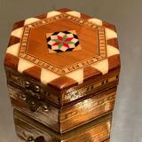 Hexagonal box box with Syrian-style inlaid decoration