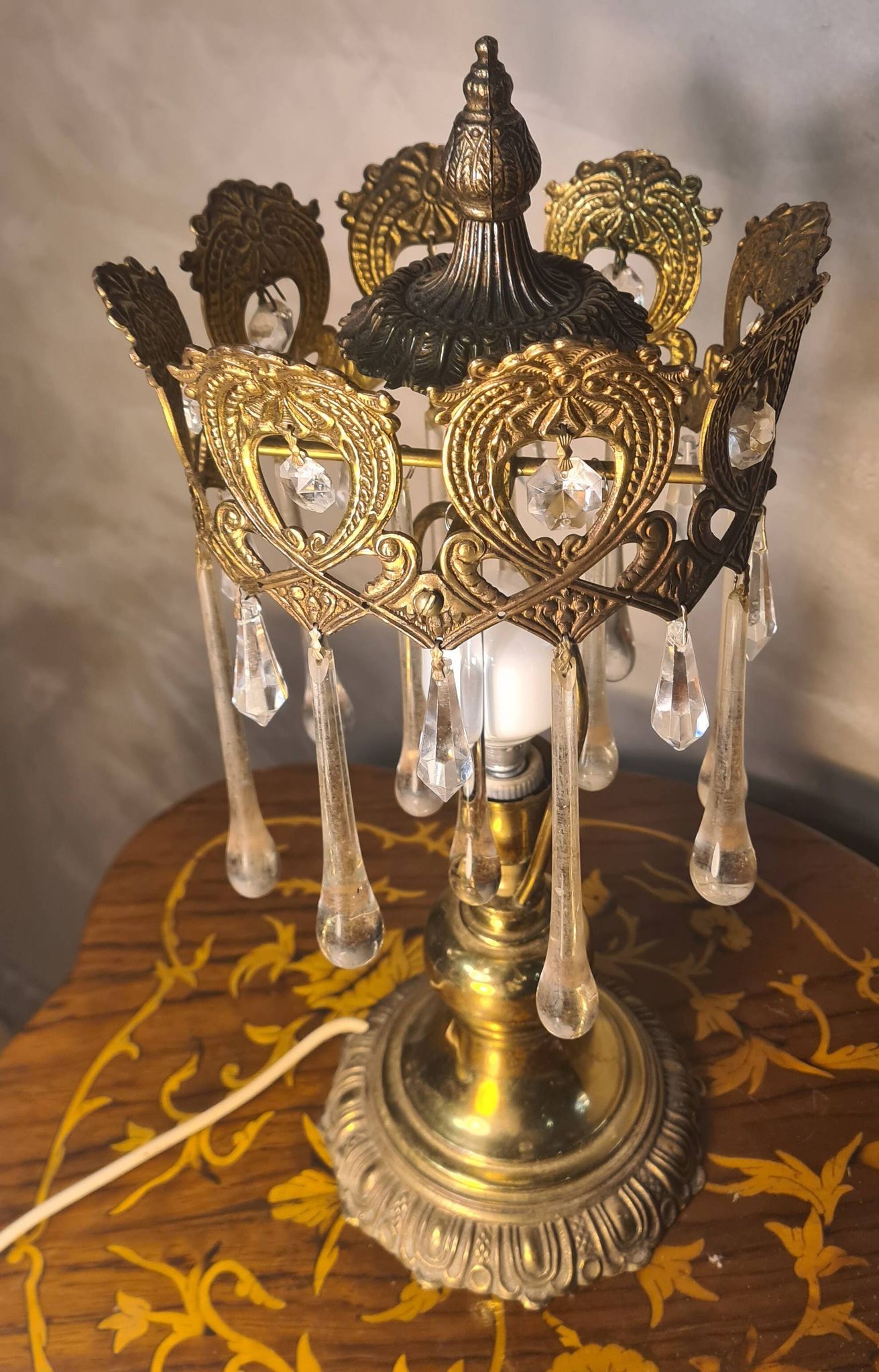 1960s lamp in bronze and brass with glass tear drop pendants, 38x18.
