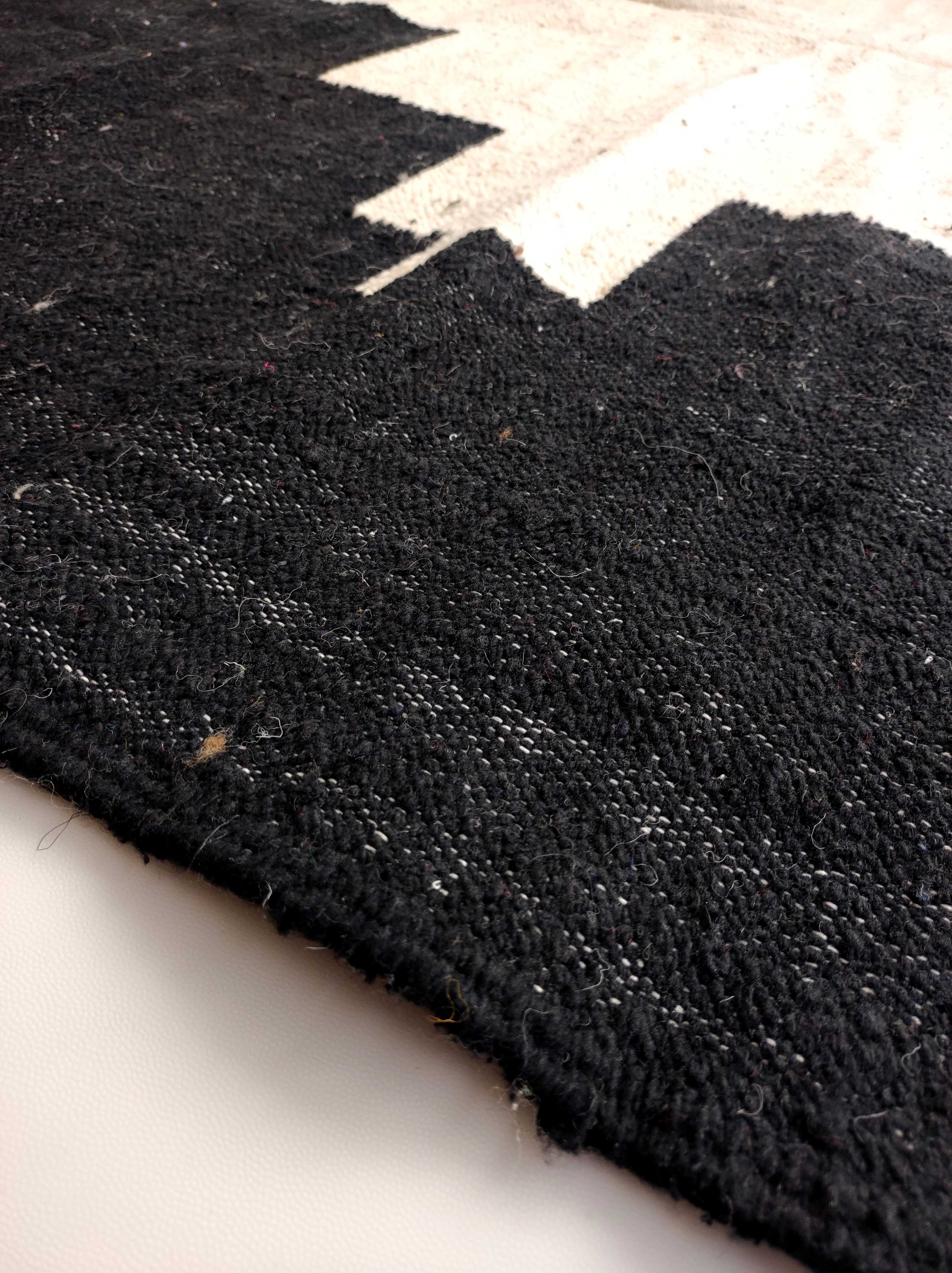 Tapis kilim berbère marocain écru à motifs graphiques noirs 300x194cm