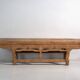 Table basse de grand format en cèdre à ceinture sculptée – Chine, vers 1920