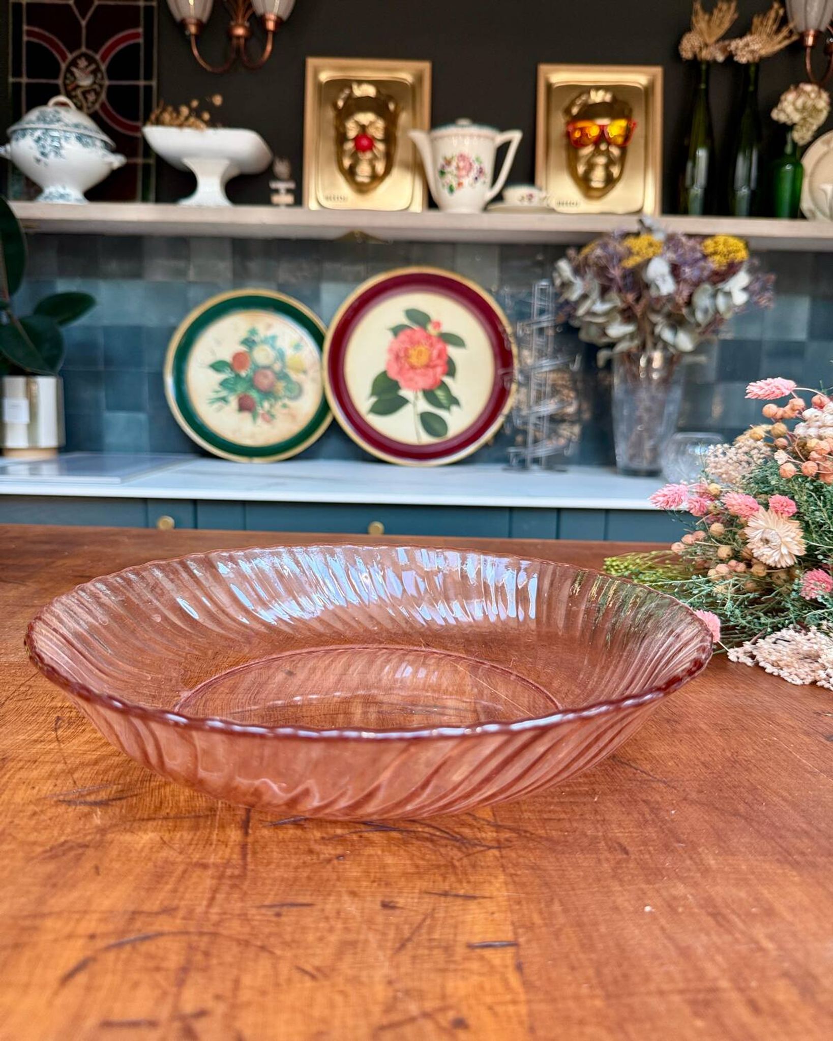 Plat rond creux Rosaline en verre rose