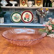 Plat rond creux Rosaline en verre rose