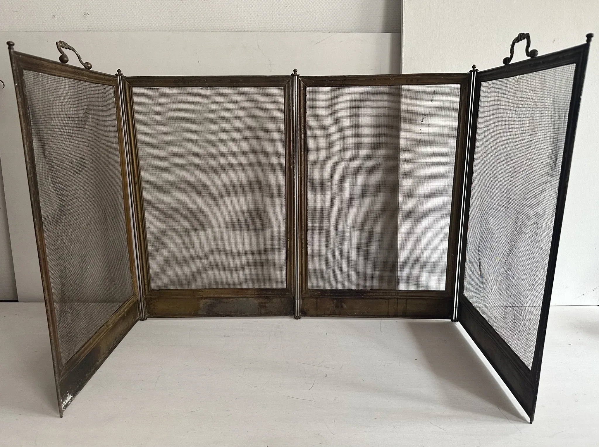 Antique brass and iron mesh spark guard with 4 panels – Early 20th century