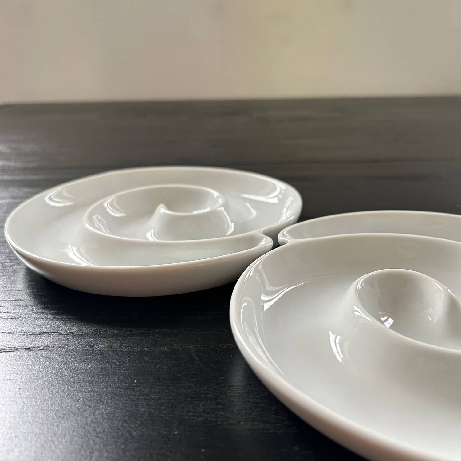Duo of spiral dishes