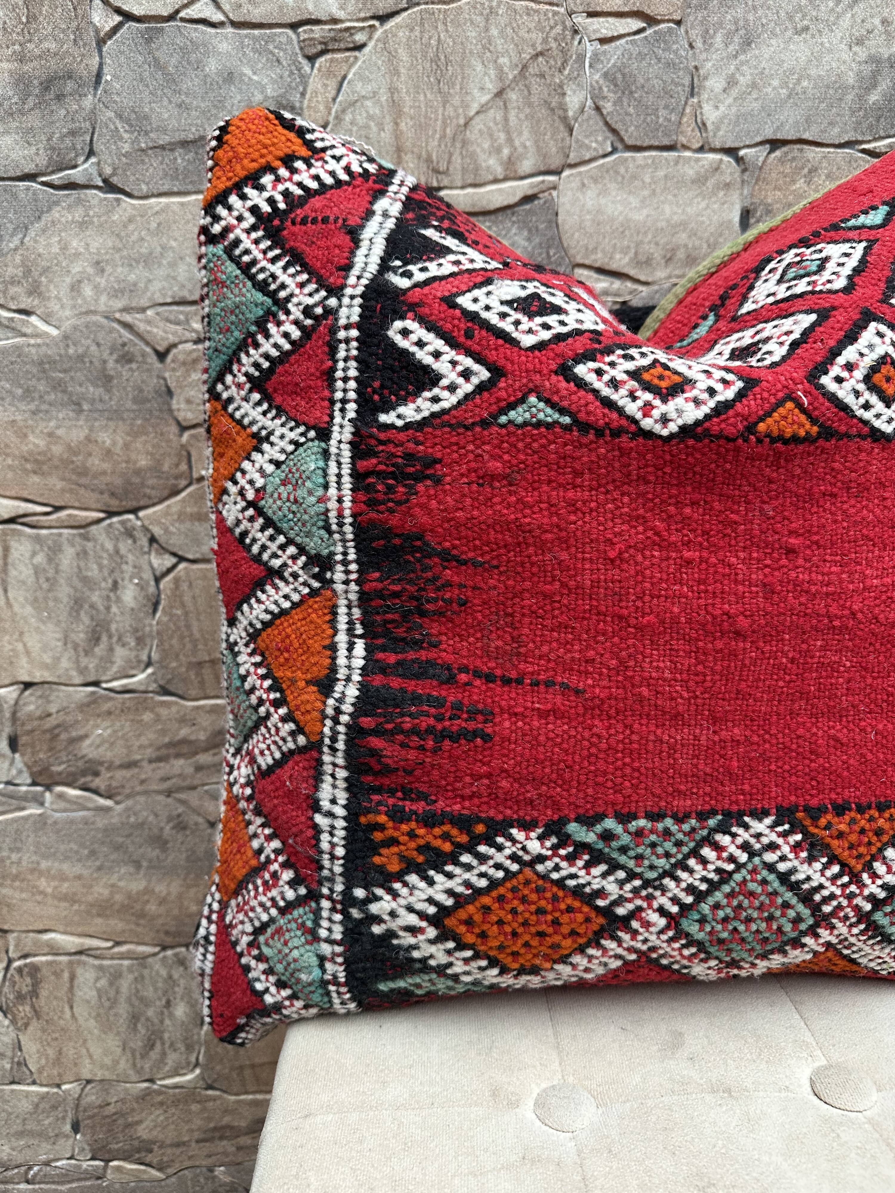 Vintage cushion cover in Berber kilim: Moroccan wool cushion.