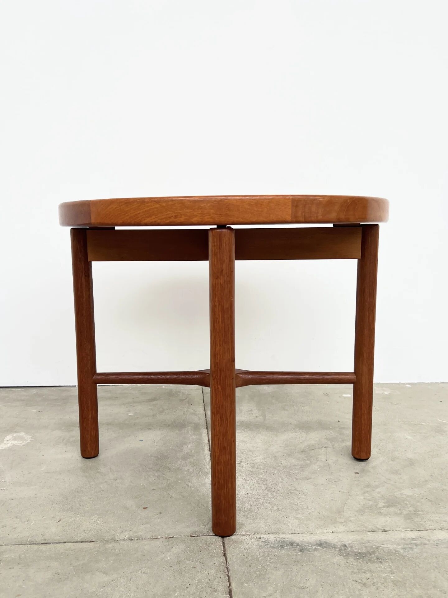 Duo of round coffee tables with a reversible top — Crossed base