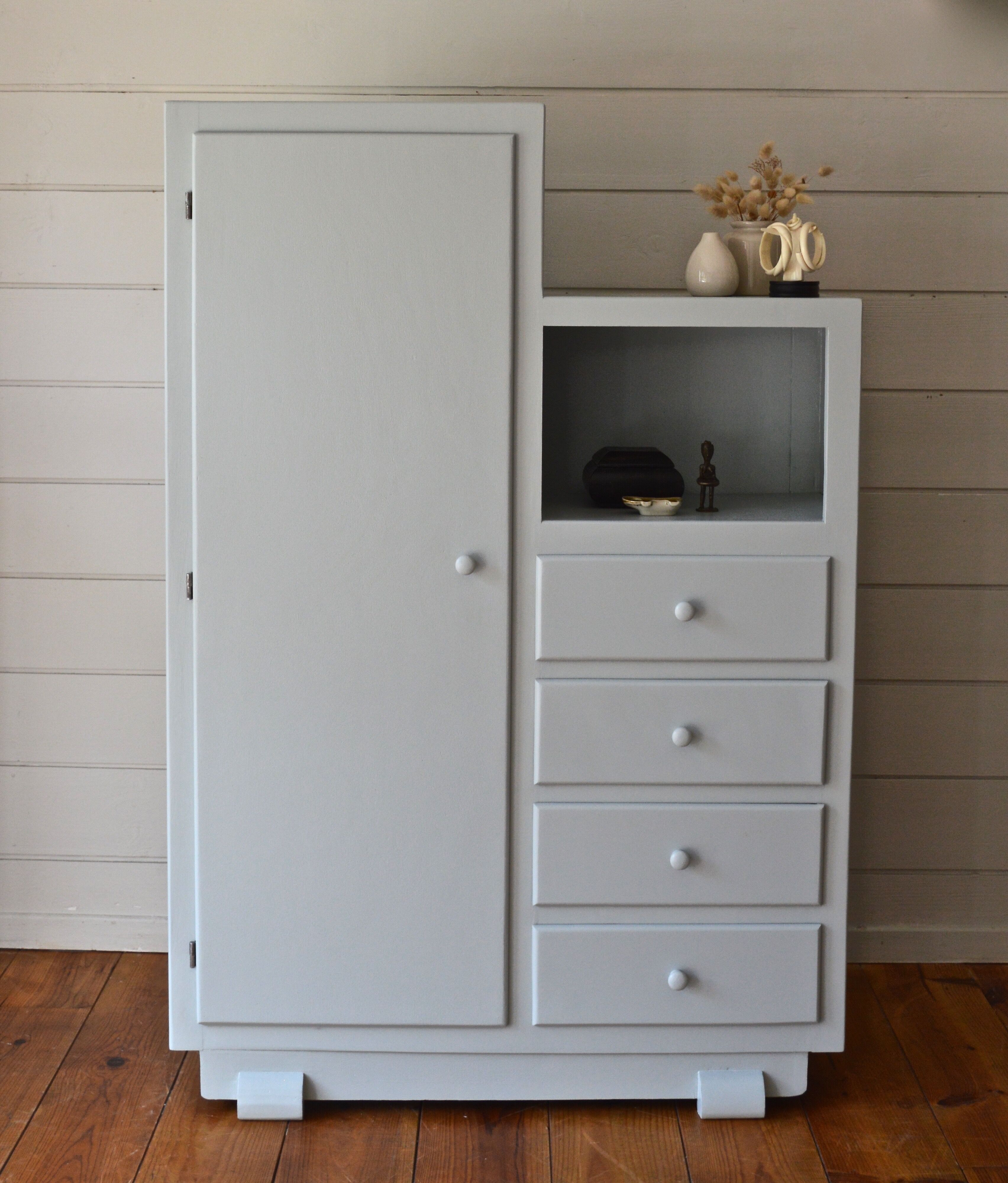Asymmetrical cabinet