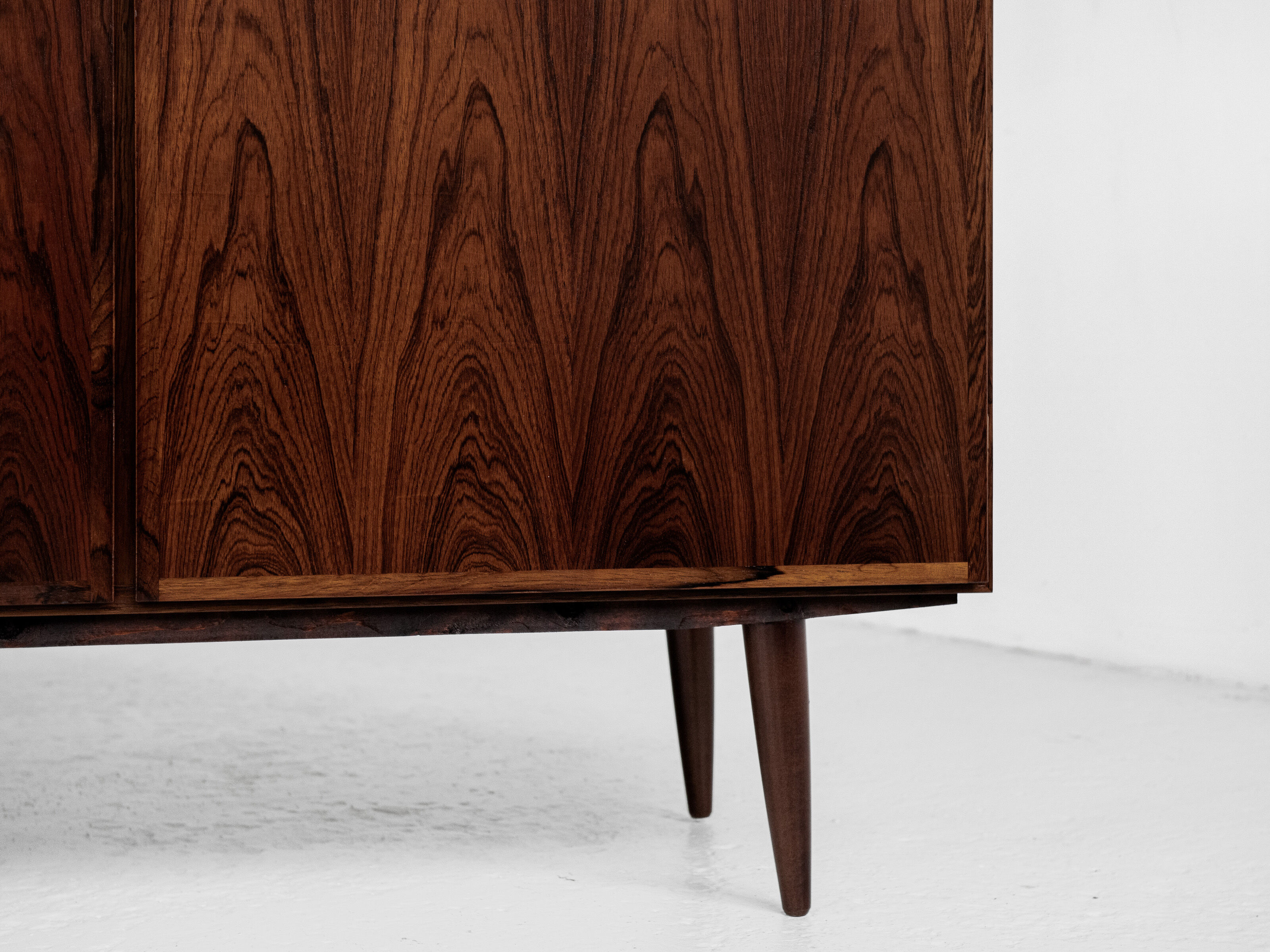 Midcentury Danish cabinet in rosewood by Omann Jun 1960s - handle free doors
