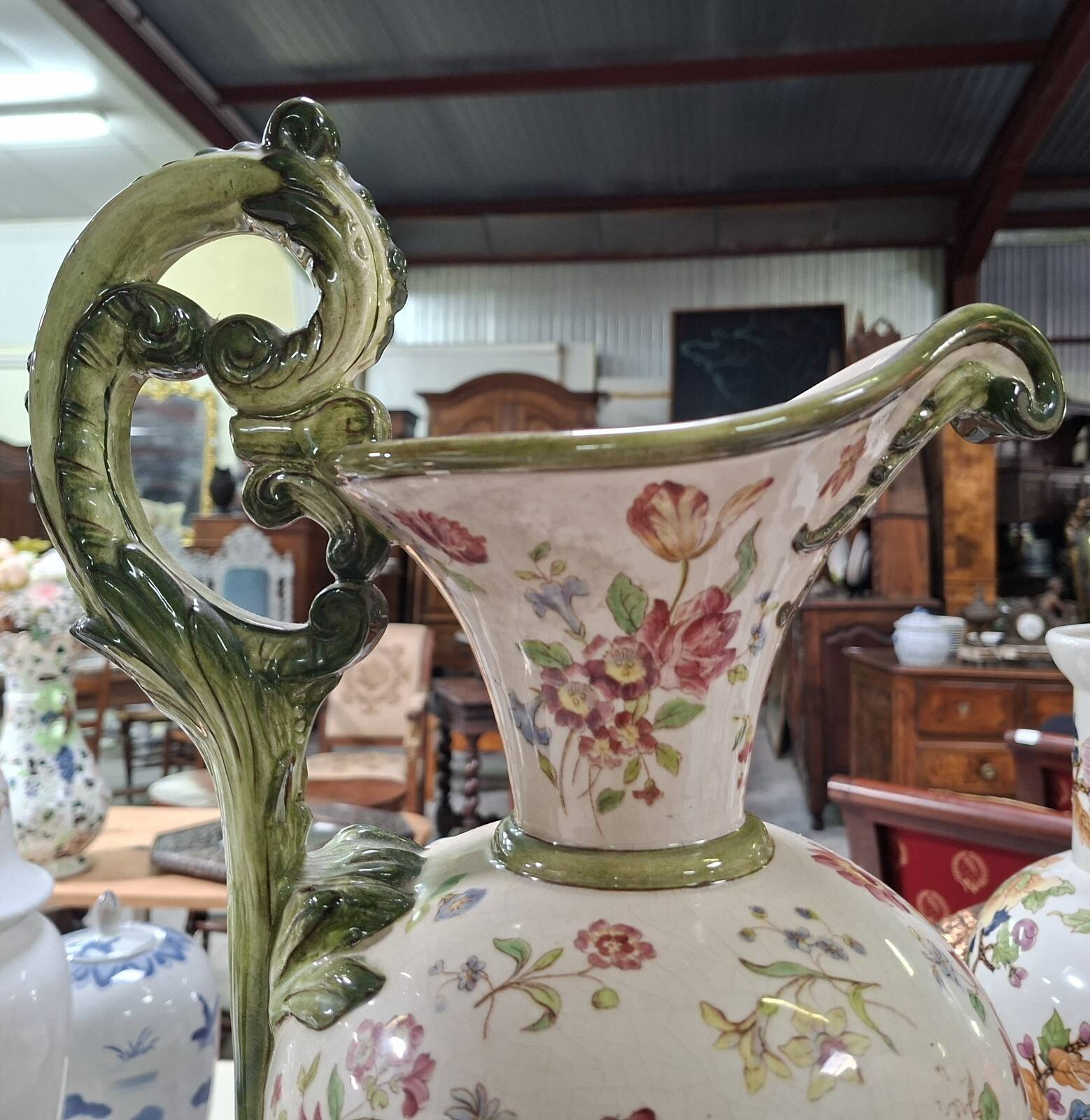 aiguière décorative en faïence polychrome – Décor floral – Style rocaille