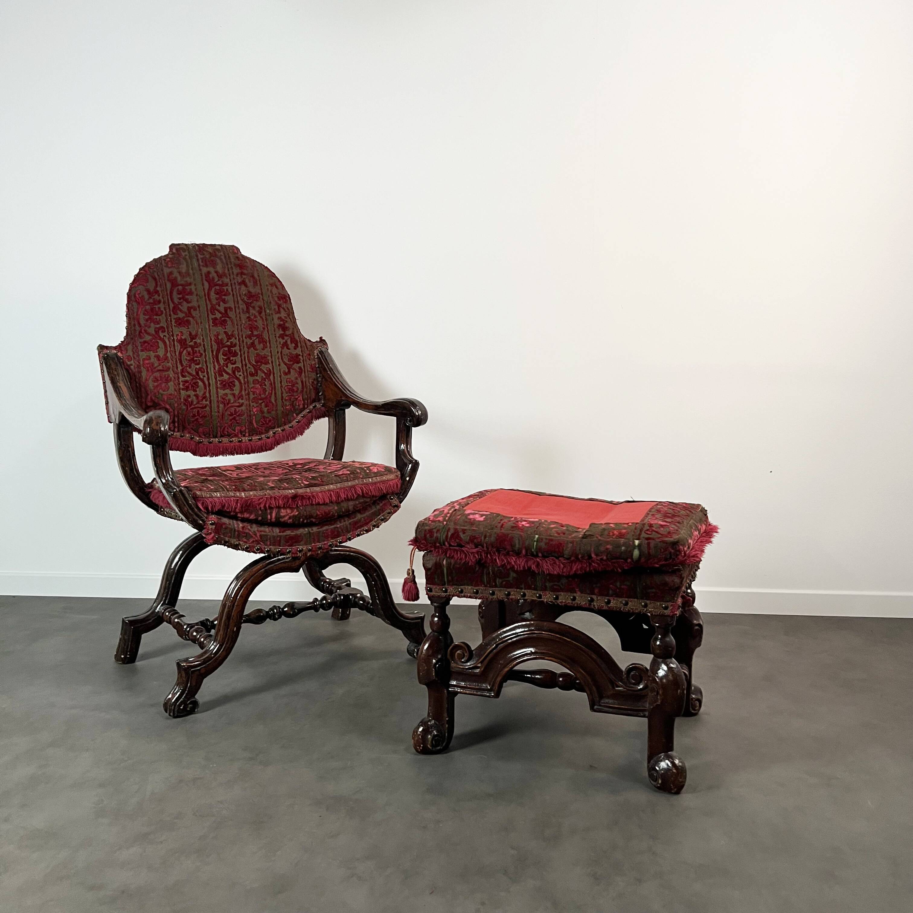 Fauteuil Curule, X-frame chair, William & Mary avec son repose-pied XVIIe