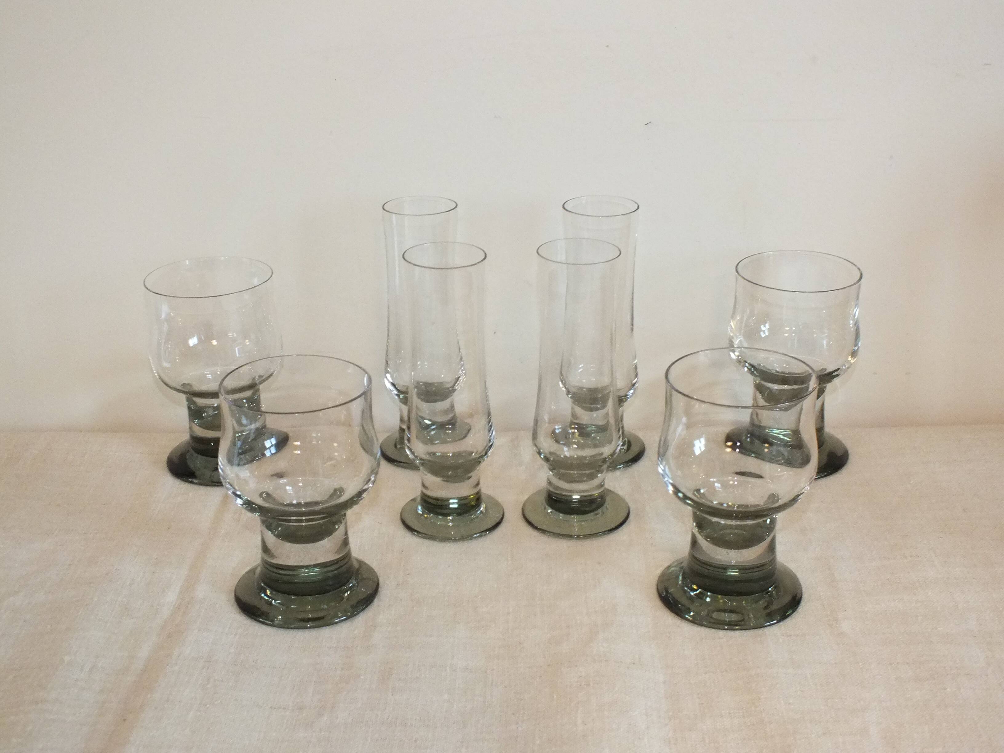 4 flutes + 4 verres à vin en cristal épais Tarente pied gris acier 1970