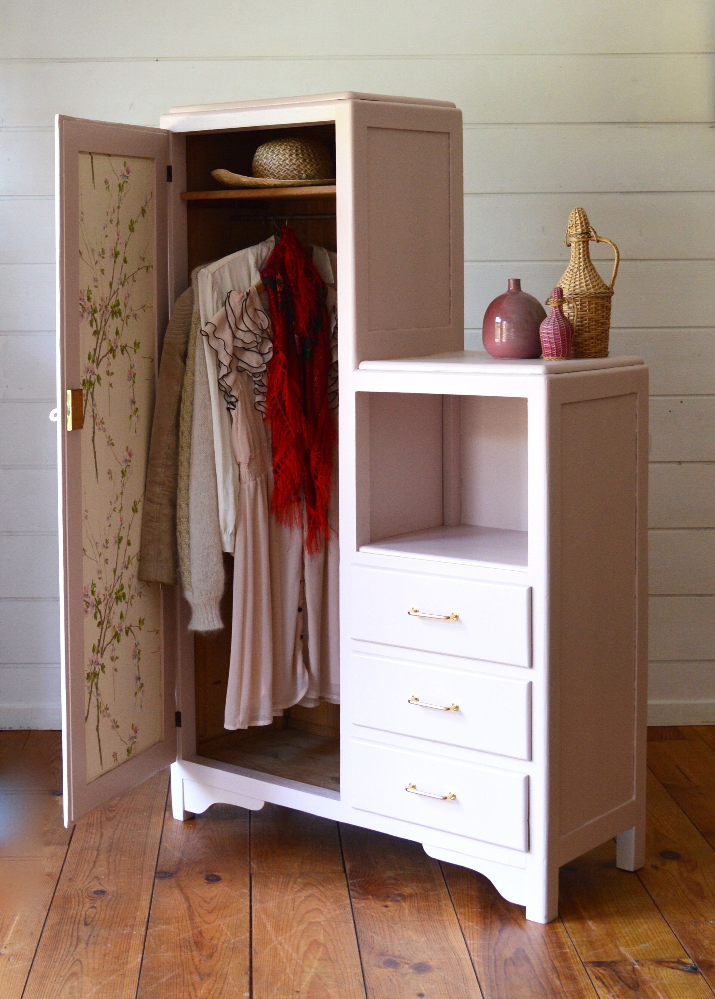 Asymmetric cabinet
