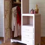 Asymmetric cabinet