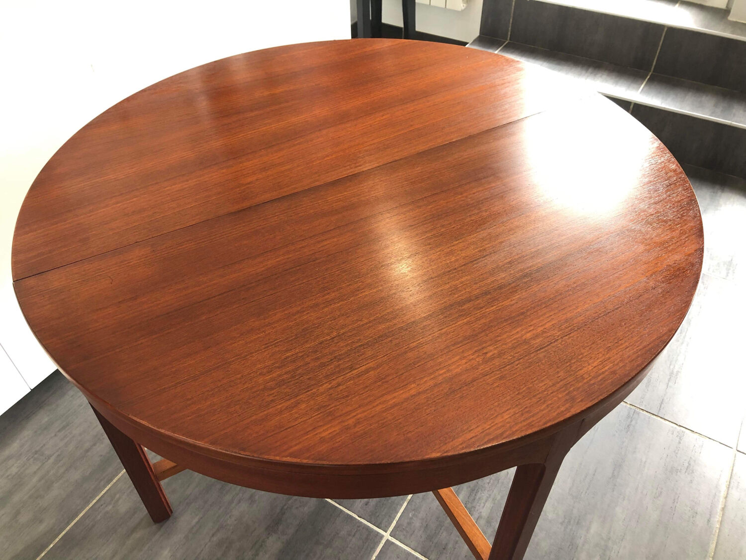 Scandinavian extendable round table 1970s