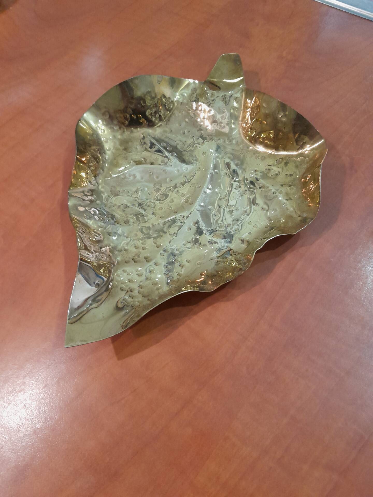 Vintage 1960s hammered brass leaf ashtray – Italy