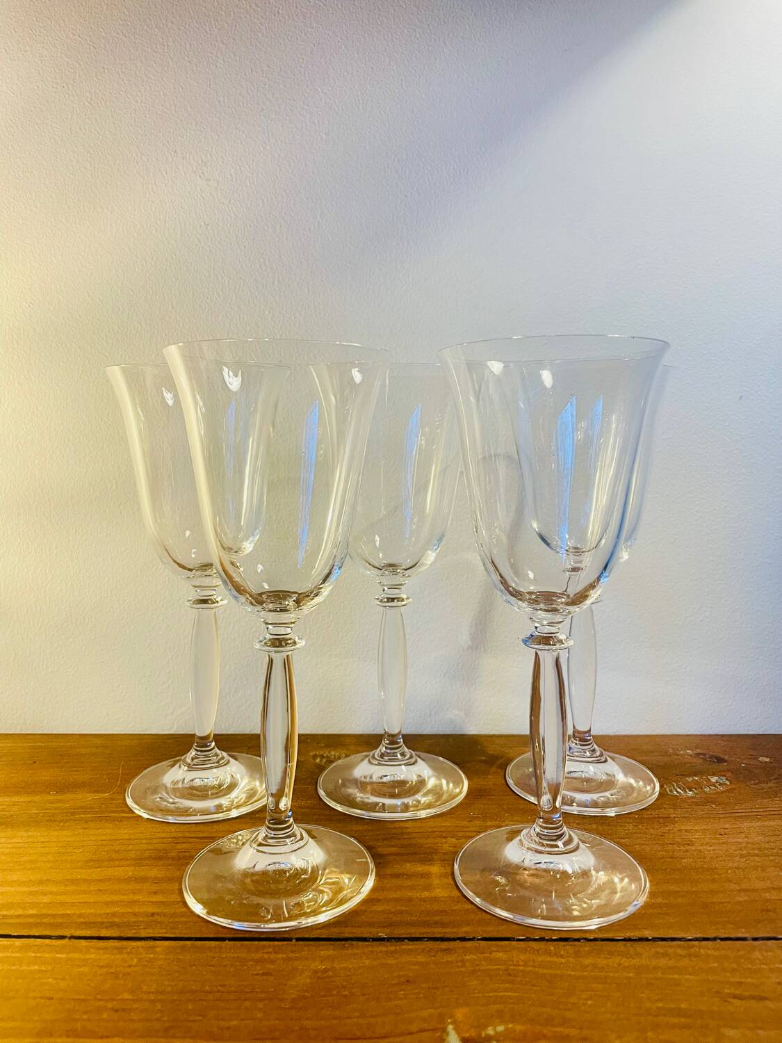 5 large tulip-shaped crystal glasses for wine or water.