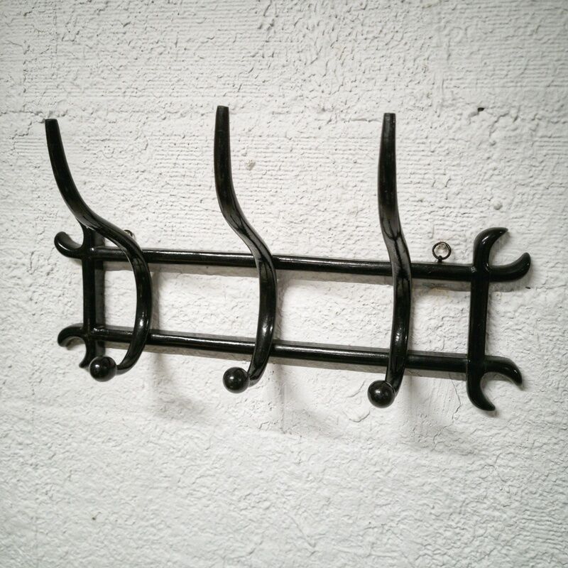 Wall coat rack in curved wood