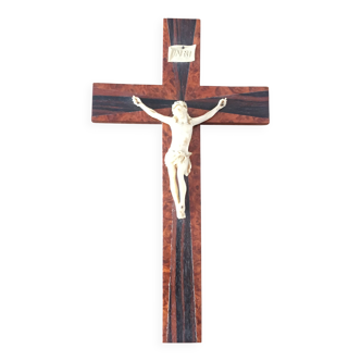 Crucifix en marqueterie de bois