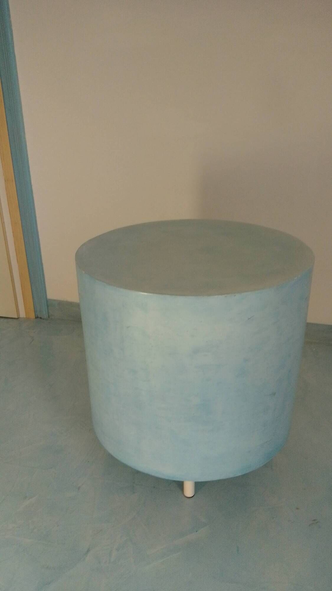 Pastel blue cylindrical coffee table "Tambour" – Artisan design.