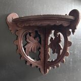 Tablette murale d’angle sculptée
