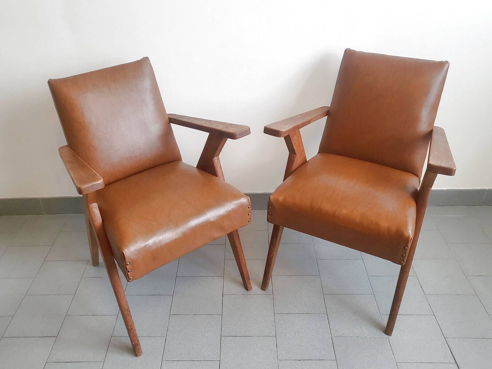PAIR OF VINTAGE 1950 BRIDGE ARMCHAIRS WITH COMPASS LEGS IN OAK & SIMILAR LEATHER HAV