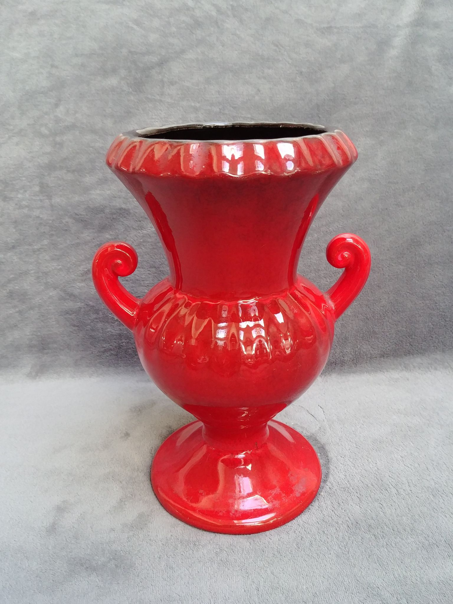 Vase rouge en céramique avec des reflets noirs à deux anses