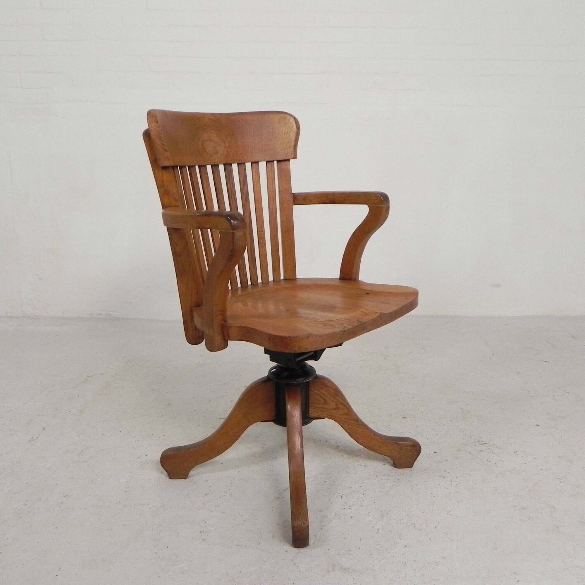 Oak office chair with adjustable spring system and height adjustment, 1950s.