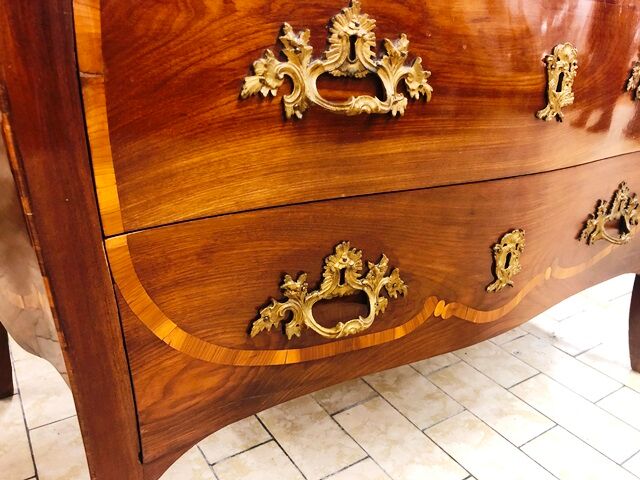 Curved chest of drawers of the eighteenth century