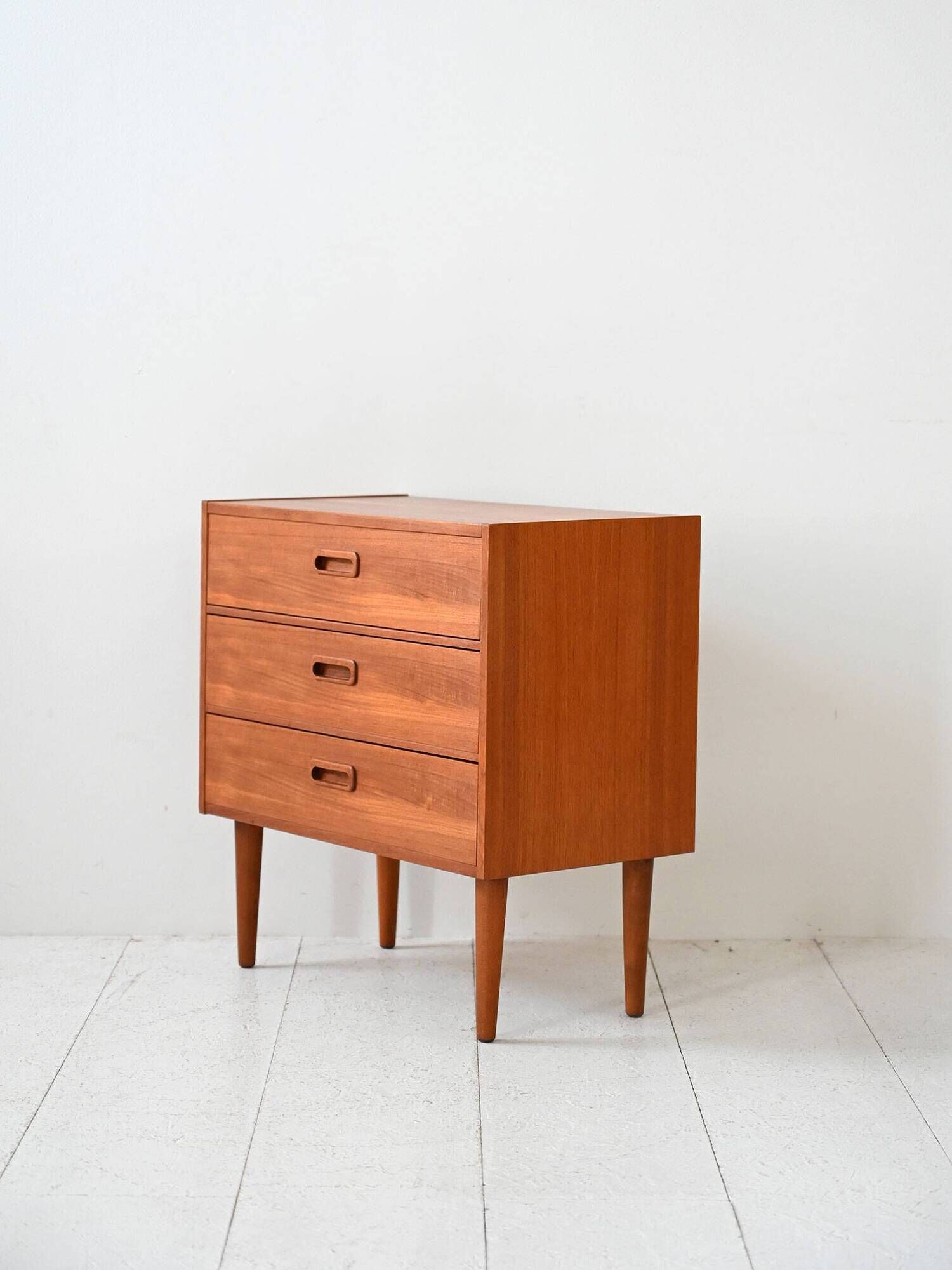 Table de chevet scandinave vintage en teck avec trois tiroirs