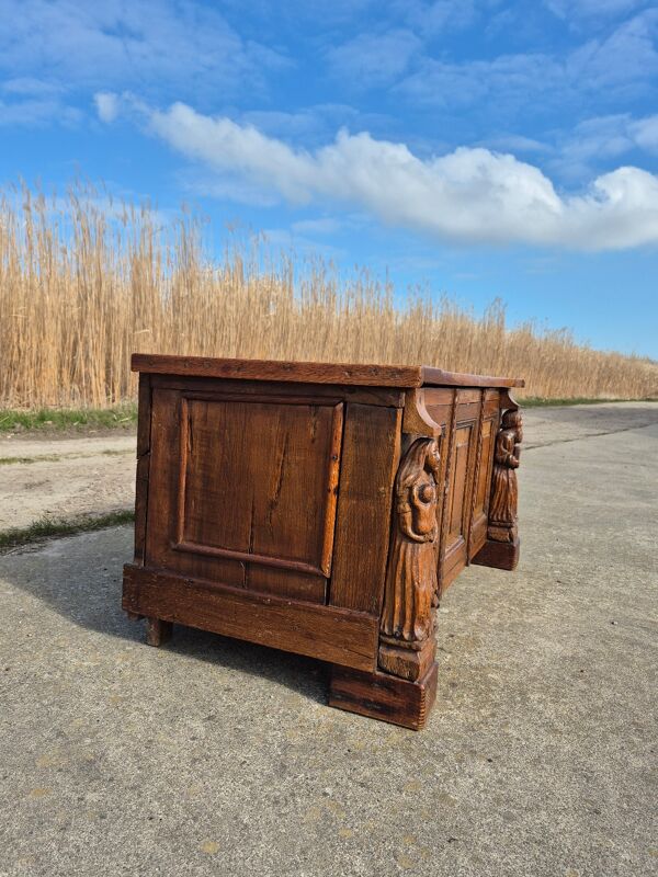 Coffre ancien sculpté en bois de chêne