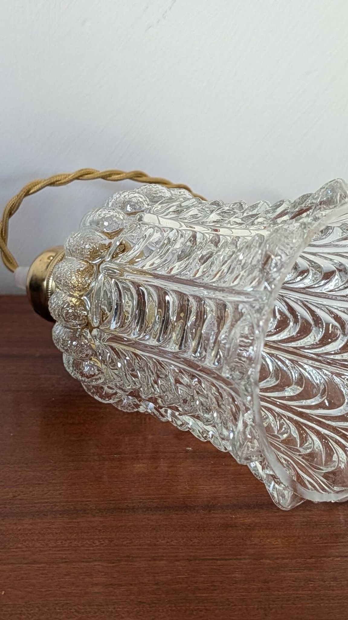 Suspension en verre moulé transparent – motif corolle
