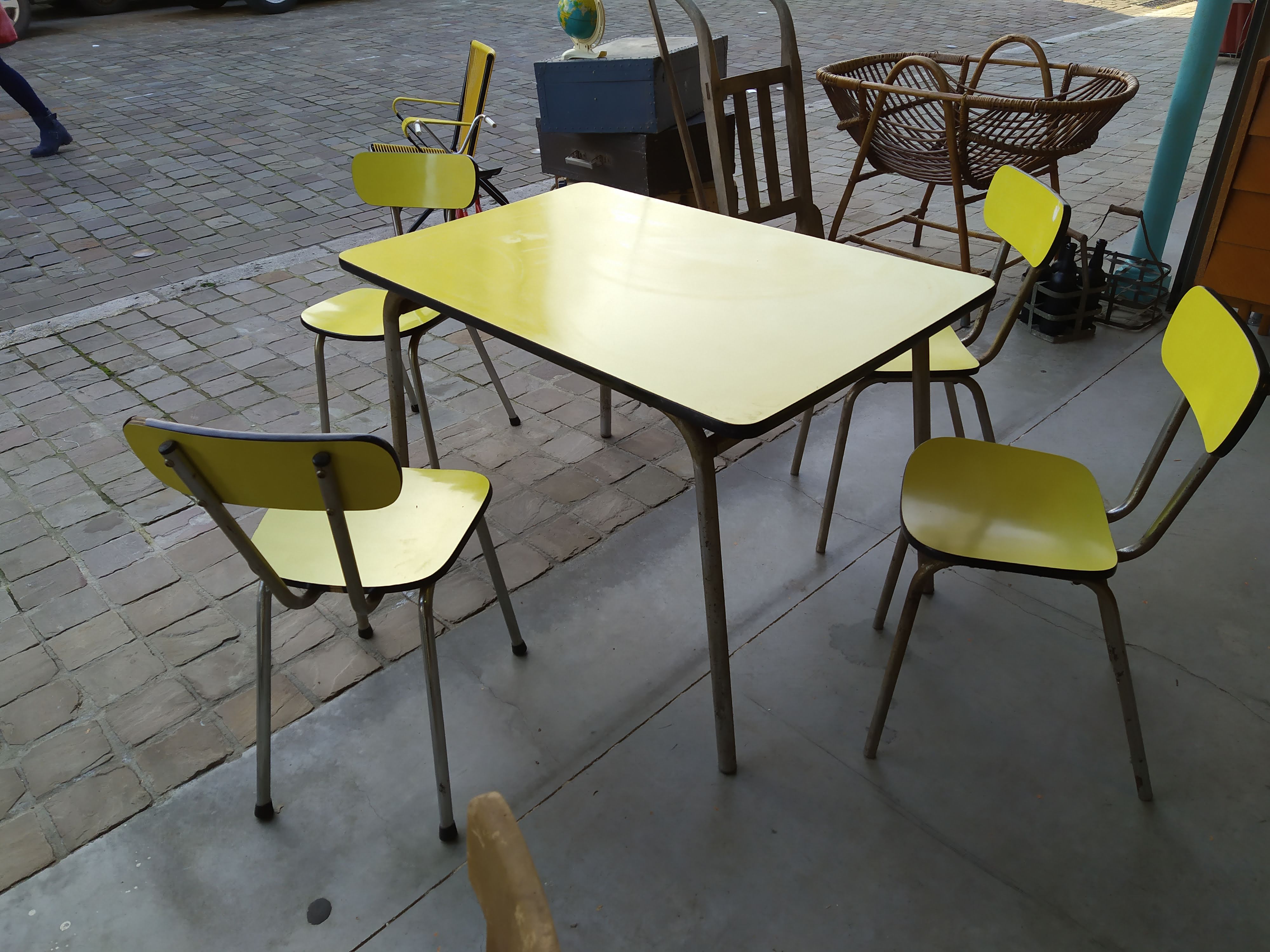Table and chairs in 50s formica