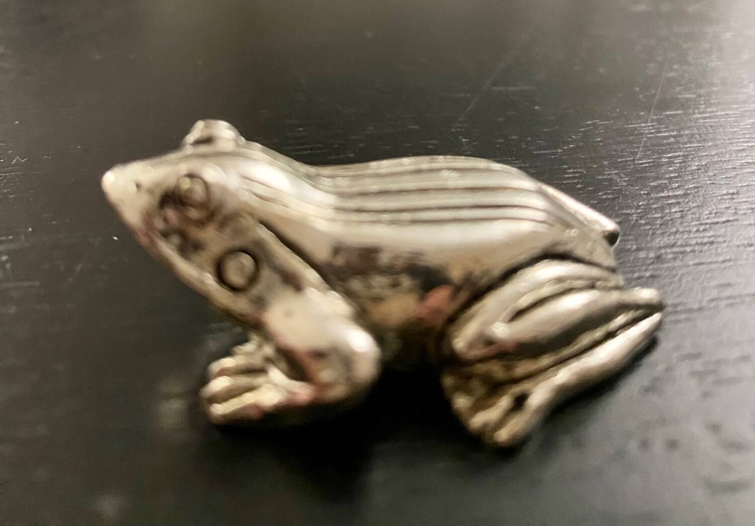 6 metal frog-shaped knife holders