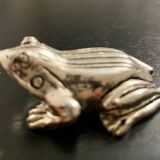 6 metal frog-shaped knife holders