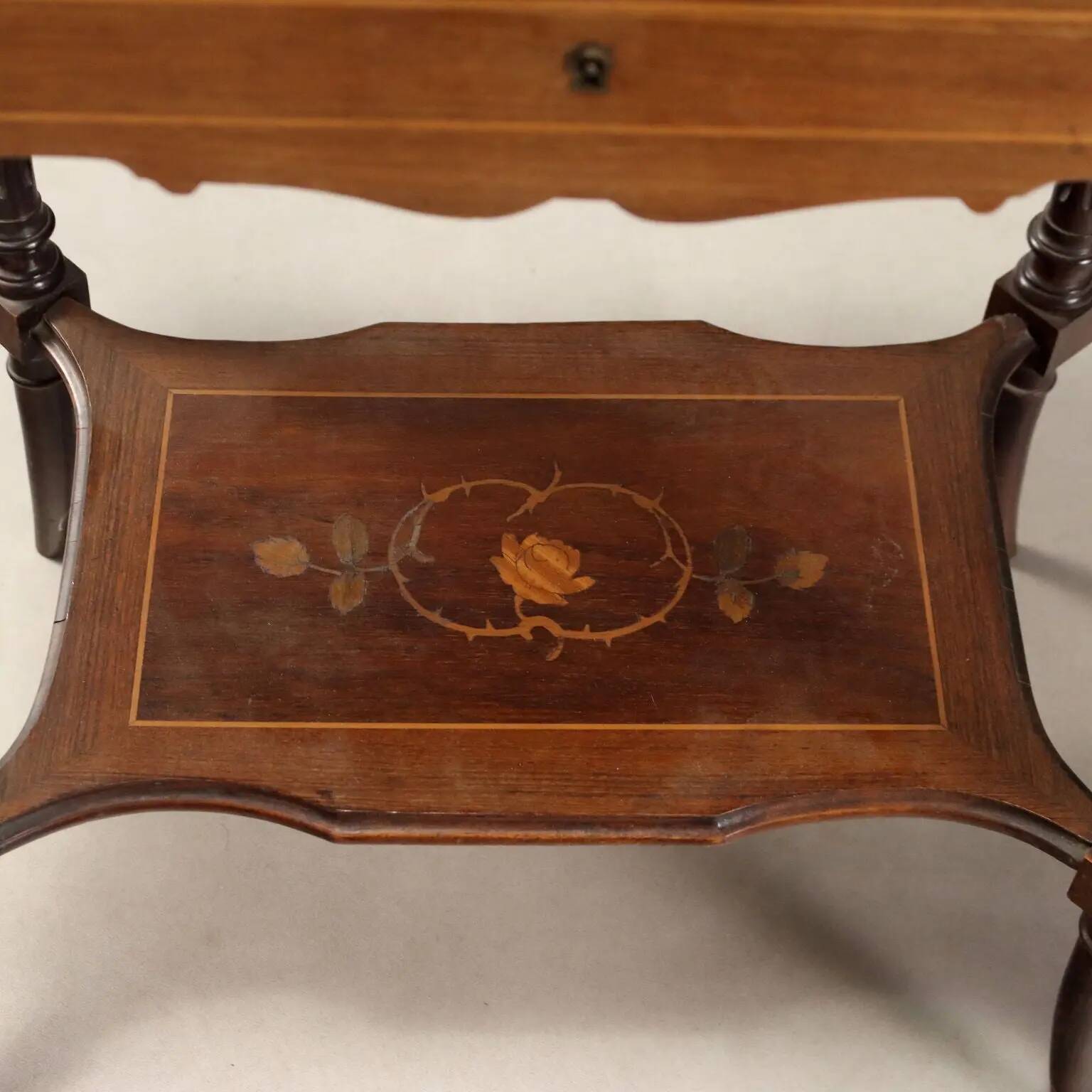Table ancienne en essences de bois variées, Angleterre, XXe siècle