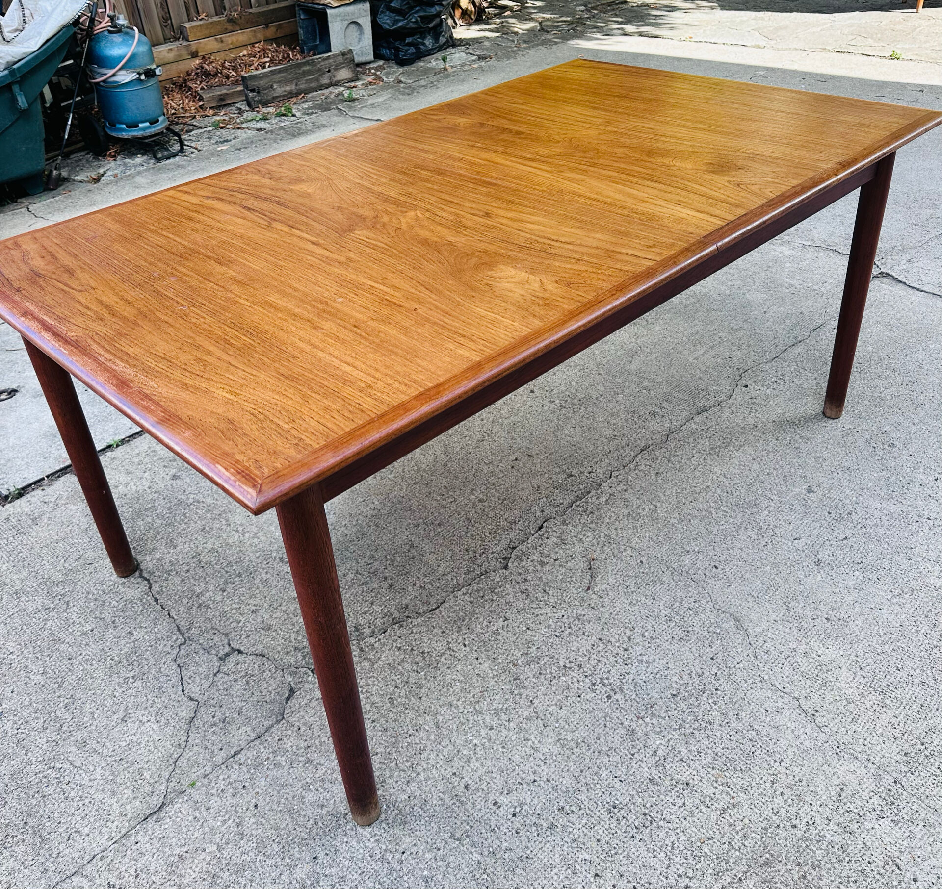 Table scandinave