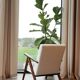 Fauteuil en tissu bouclette blanc et bois, milieu XXème
