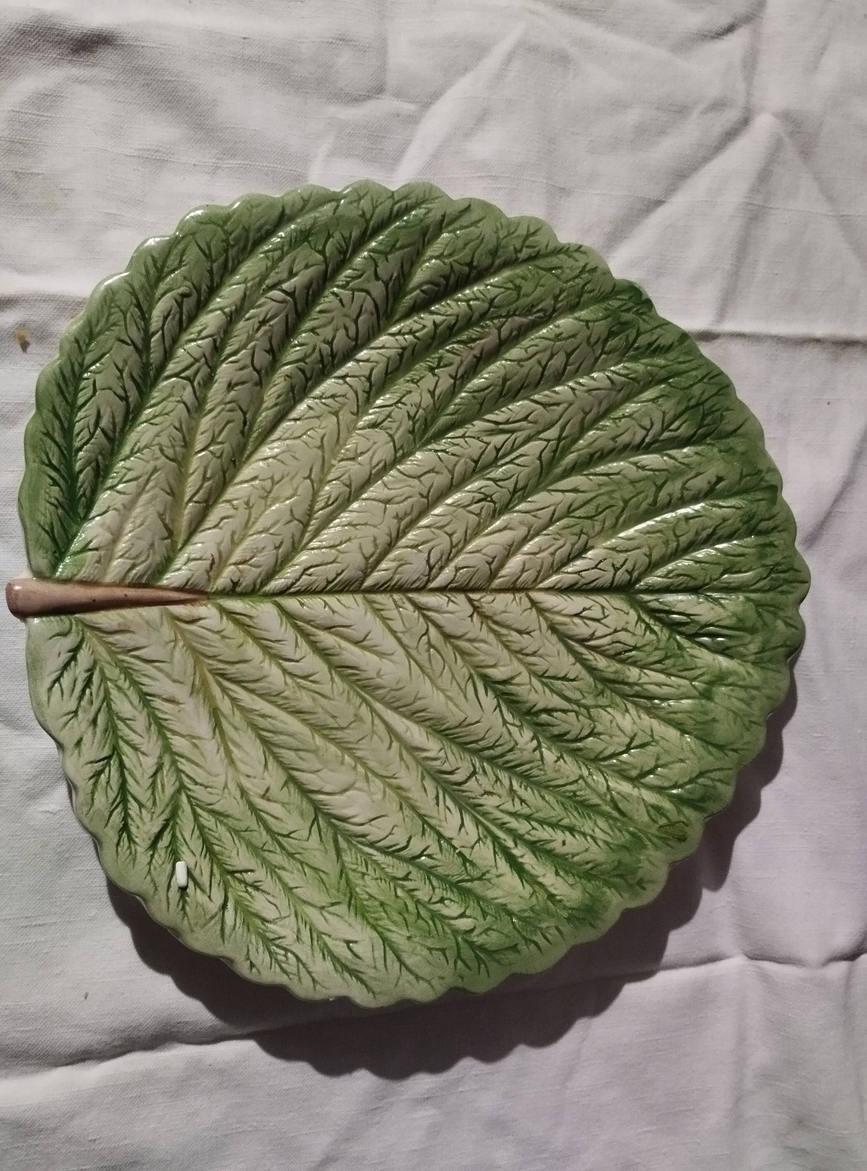 plat de service feuille en barbotine