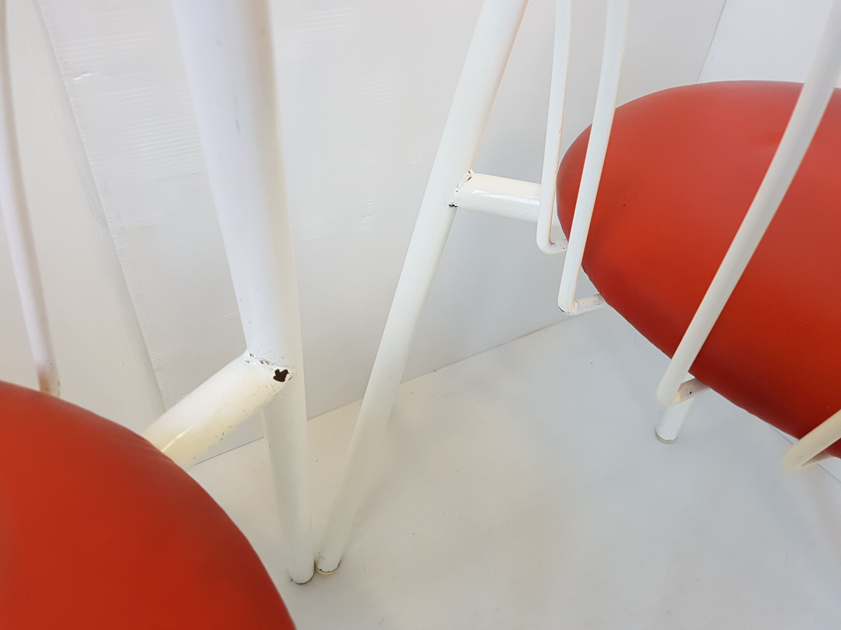 Suite de 4 chaises vintage en métal & skai 1970