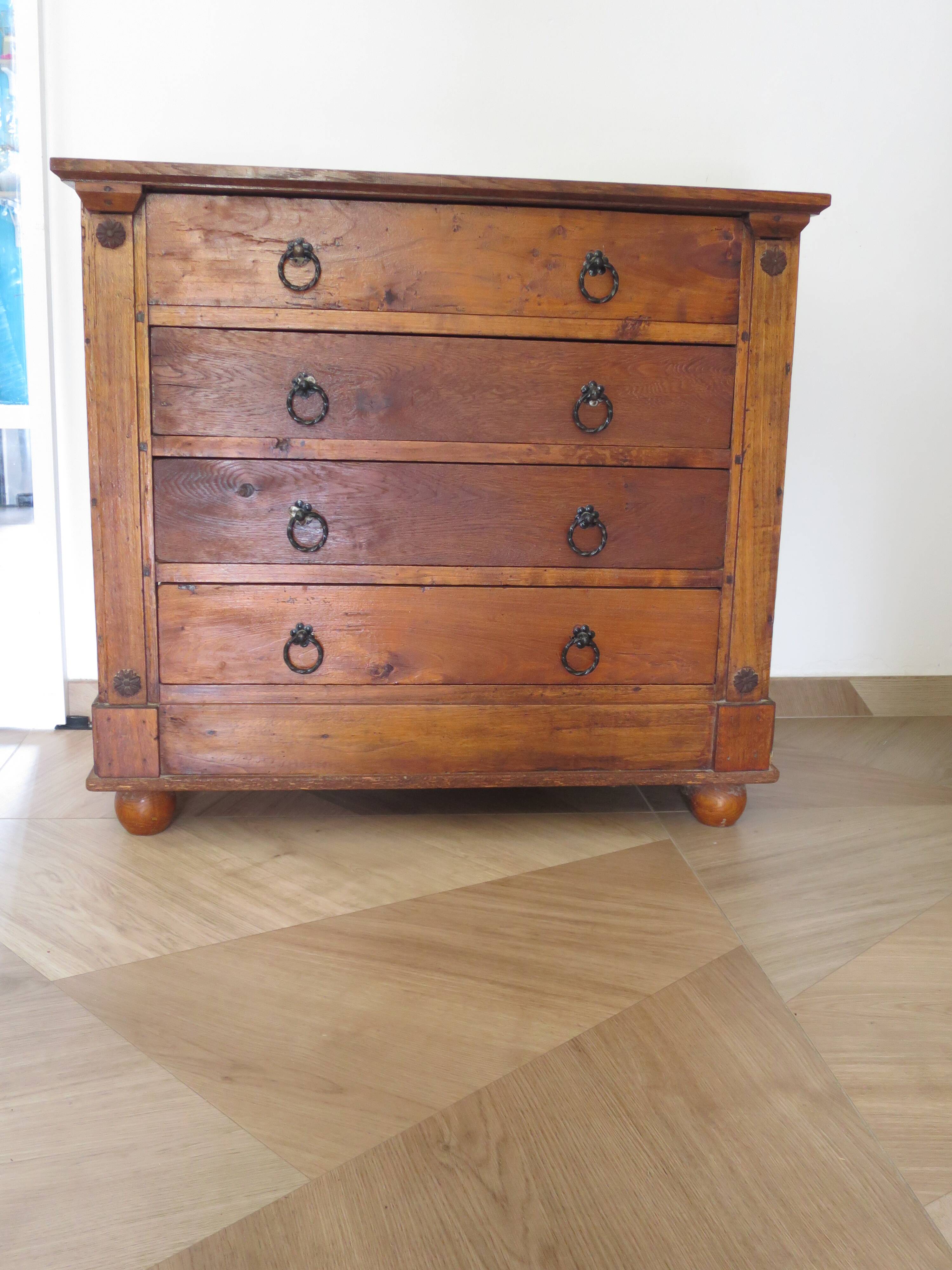 Commode 4 tiroirs en bois massif, début XXème s.