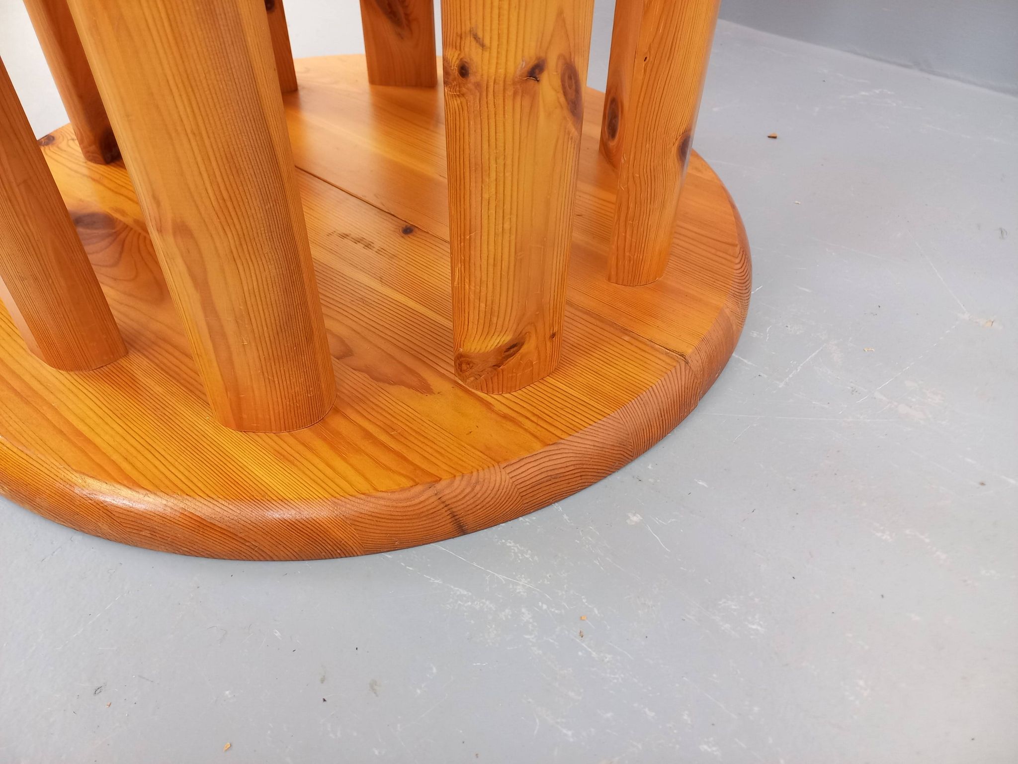 Table à manger ronde scandinave vintage style Rainer Daumiller en pin