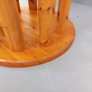 Table à manger ronde scandinave vintage style Rainer Daumiller en pin