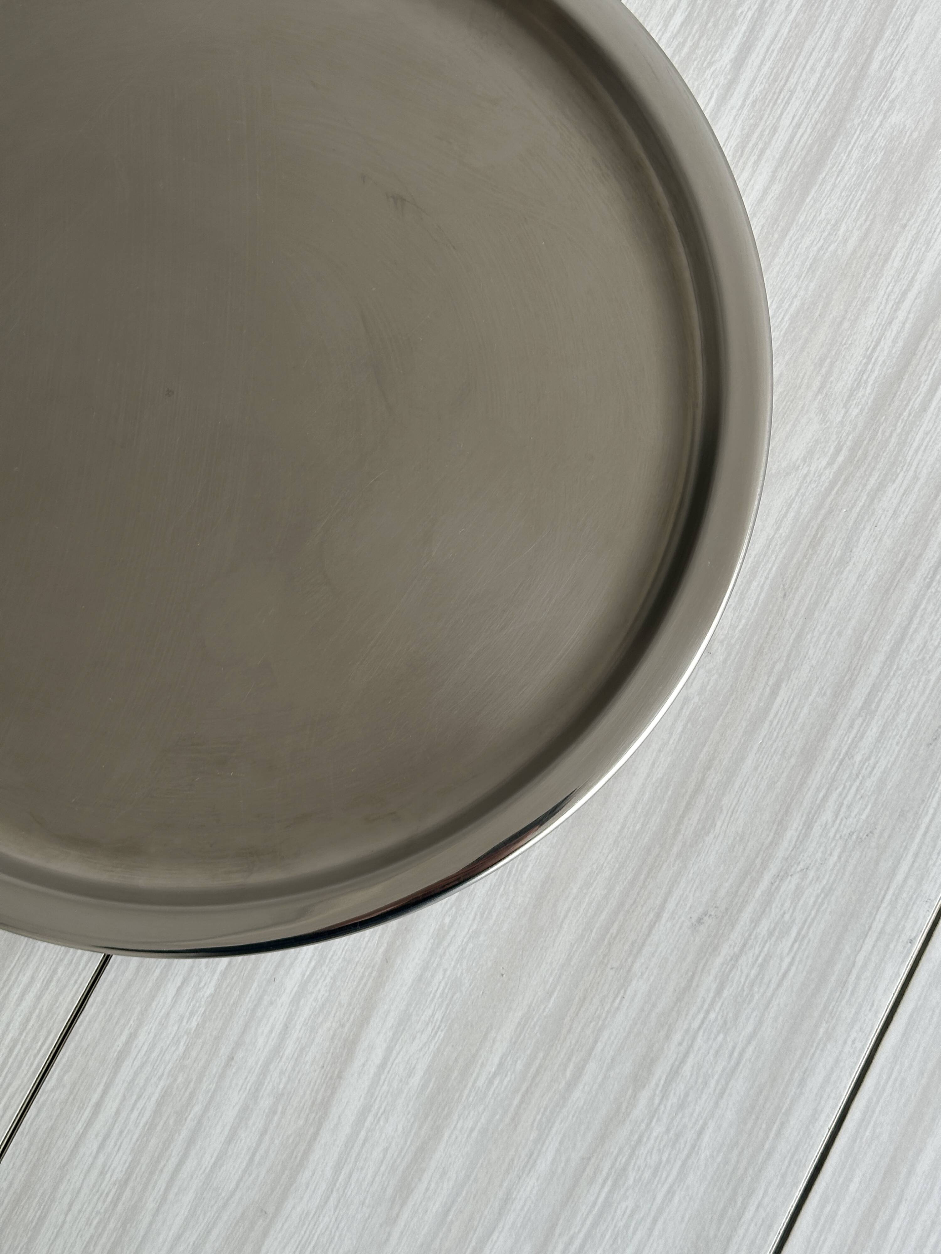 Round tray in 18-10 stainless steel, polished