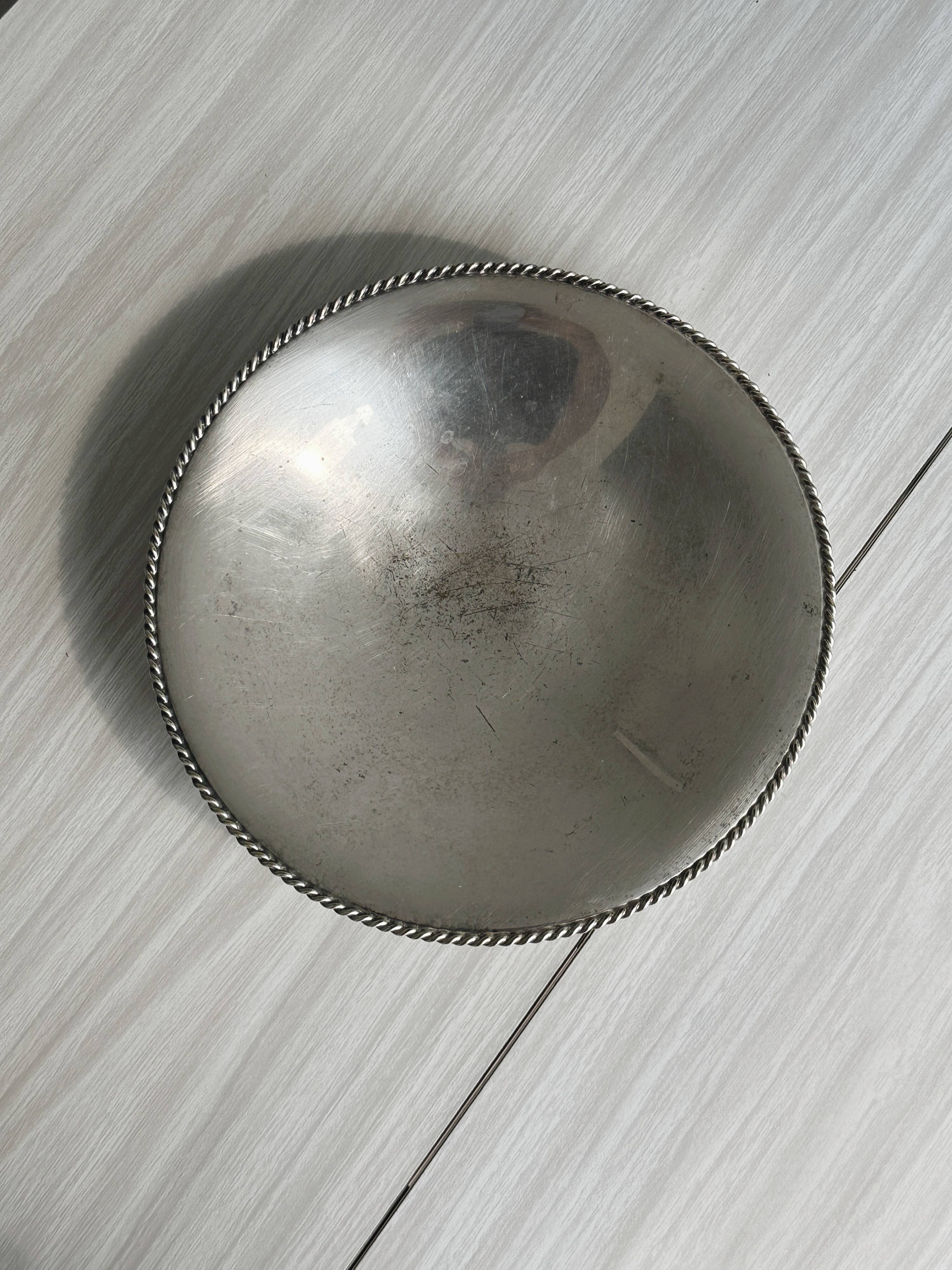 Coupe en métal argenté brillante