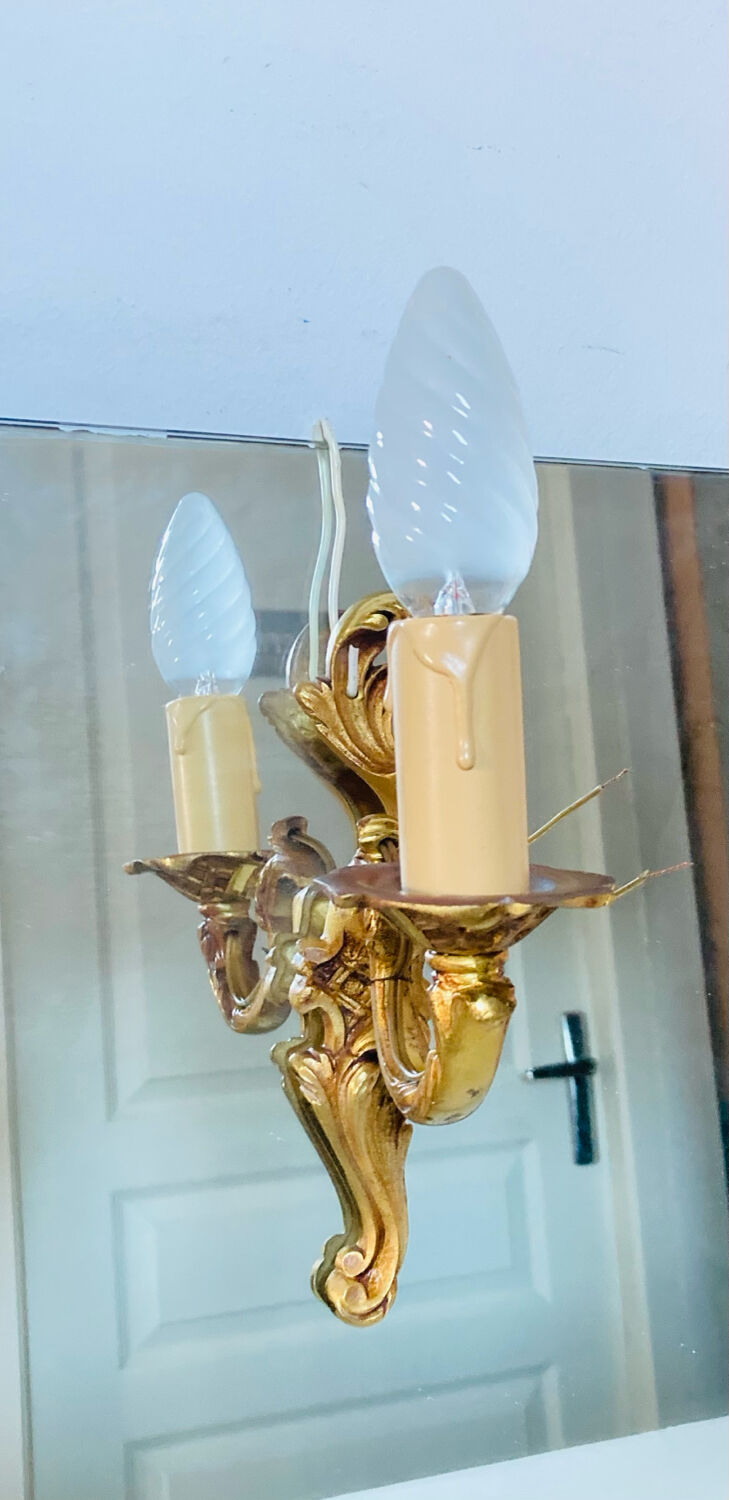 Louis XV bronze wall light with a flowing branch design and acanthus leaf decoration.