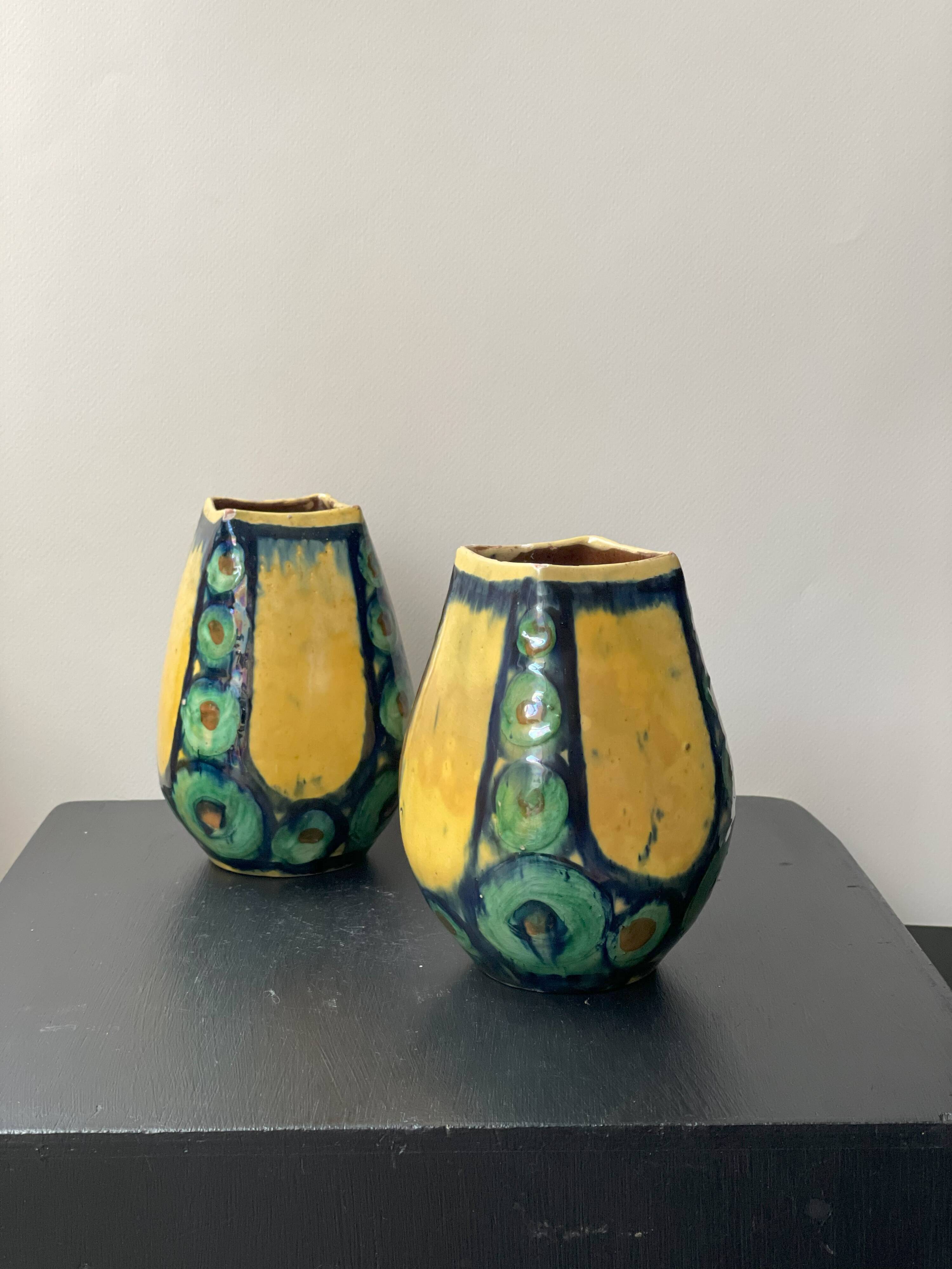 Une paire de vases verts et jaunes