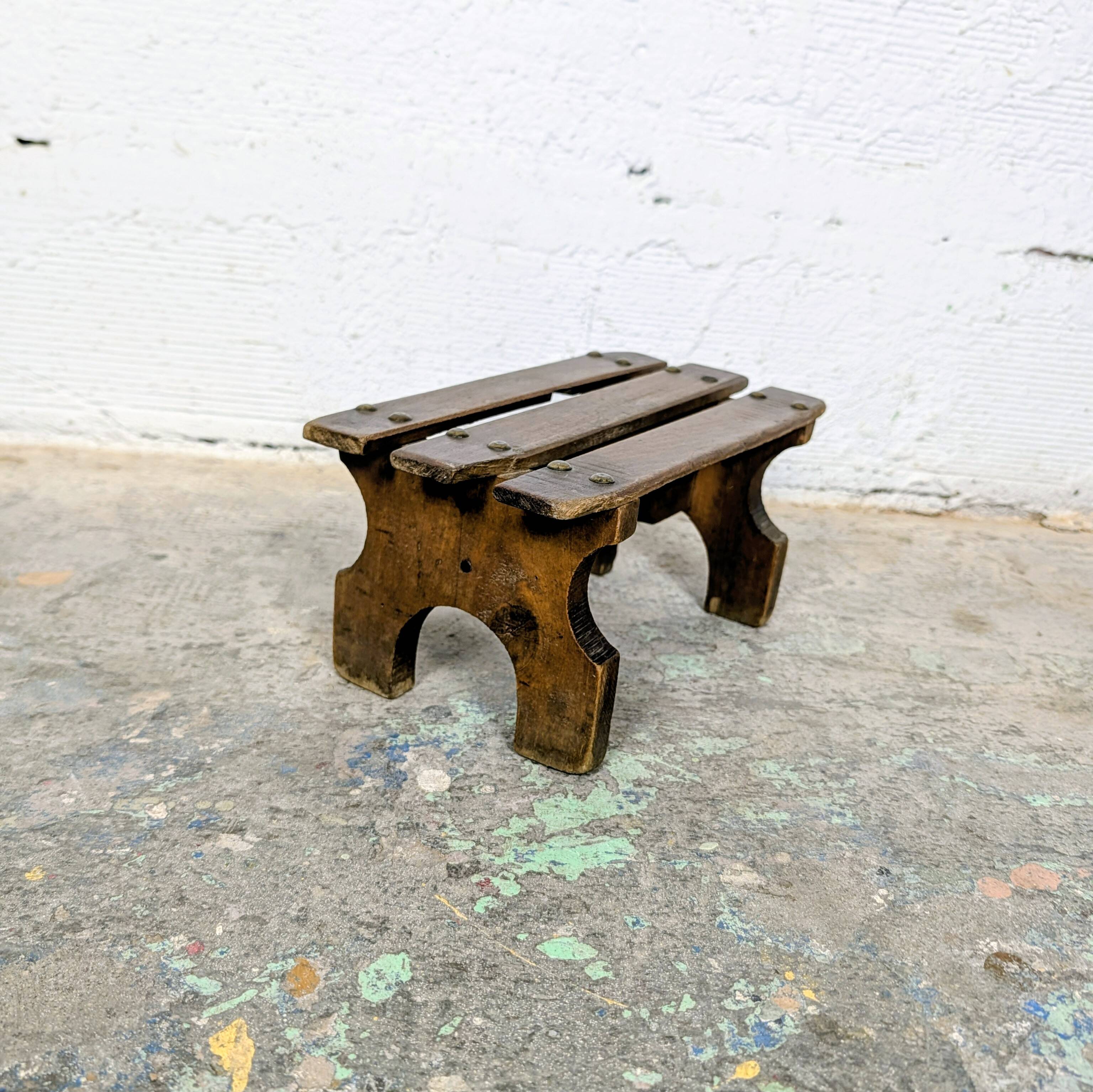 Petit tabouret / repose-pieds en bois