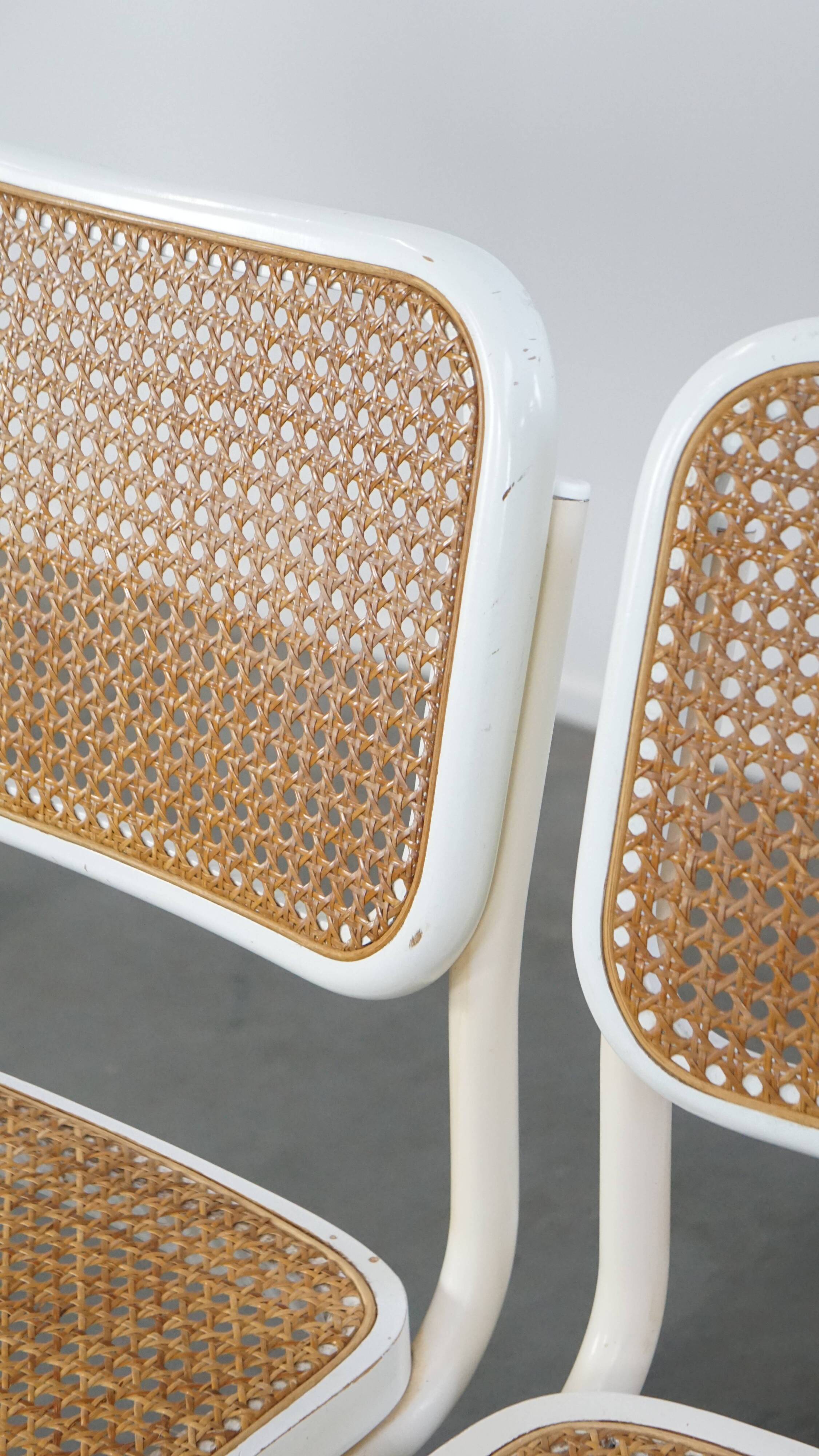 Lot de 4 chaises de salle à manger blanches au design vintage dans le style de Marcel Breuer avec assise en osier
