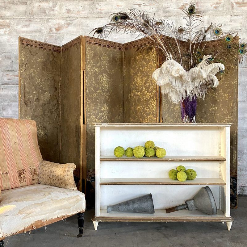 Painted wooden bibus